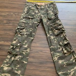 CARGO CAMO WITH STUDS